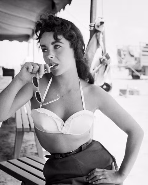 Elizabeth Taylor quyến rũ trên phim trường Giant vào tháng 11/1956. Thời điểm này bà đang sống với người chồng thứ 2, Michael Wilding. Ảnh: Getty