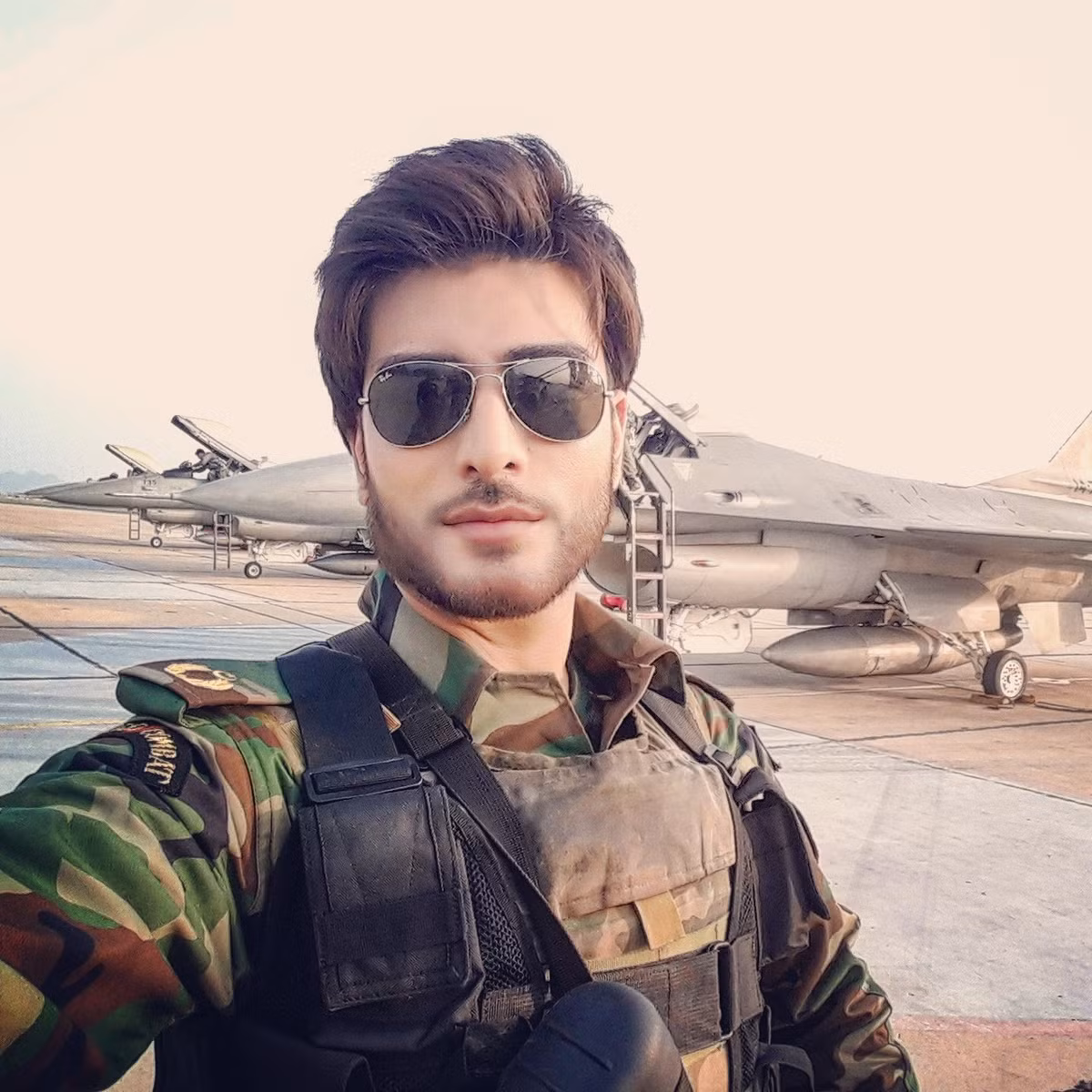 Tuy nhiên theo một nguồn tin thì những hình ảnh mà mọi người nhìn thấy khi Imran Abbas mặc quần áo lính là lúc anh minh họa cho một MVkỉ niệm Ngày Không quân Pakistan 7/9 vào năm 2015 chứ không phải đóng Hậu duệ mặt trời phiên bản Pakistan.
