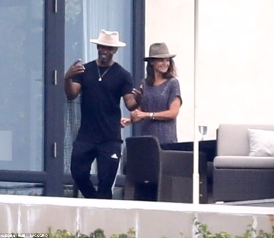 Một năm sau khi ly hôn Tom Cruise, cánh săn ảnh bắt gặp Katie Holmes và Jamie Foxx quấn quýt nhau. Tuy nhiên vợ cũ Tom Cruise không đưa ra lời bình luận nào, còn Jamie thì cho rằng tin đồn anh và Katie hẹn hò là tin giả mạo. Ảnh: Backgrid