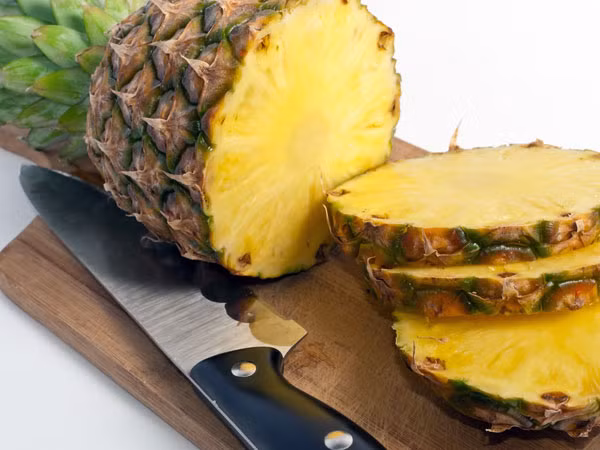 Dứa: Dứa là một trái cây chứa nhiều vitamin C. Dùng nước ép này đắp lên da sẽ làm thu nhỏ lỗ chân lông và giúp da sáng hơn. Đặc biệt, để xử lý vết quầng thâm thì nên dùng phương pháp này hai lần mỗi ngày. 