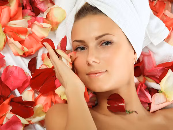 Cánh hóa hồng: Cánh hoa hồng là giải pháp tốt cho mọi vấn đề về da trong mùa hè. Dùng nước ép của cánh hoa hồng, đắp lên mắt trong 10 phút và rửa sạch mặt bằng nước hoa hồng, bạn sẽ có được làn da đều màu và sáng mịn.