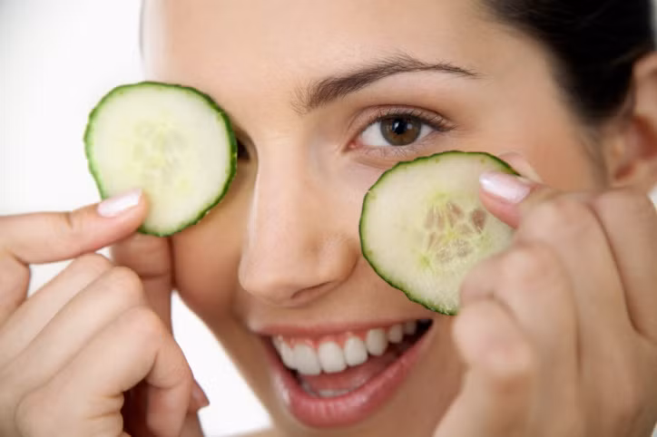 Theo các chuyên gia làm đẹp, hơn 90% phụ nữ bị quầng thâm mắt. Nguyên nhân của vấn đề này có thể là thiếu ngủ, dùng mỹ phẩm sai cách hoặc thiếu nước. Bạn có thể giải quyết vấn đề này bằng những nguyên liệu tự nhiên có sẵn trong nhà bếp. 