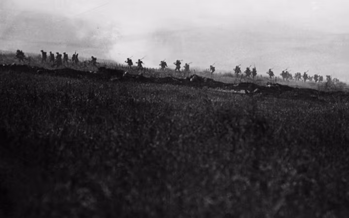 Lực lượng sư đoàn 34 của Anh tiến công. Ảnh: Rarehistoricalphotos.