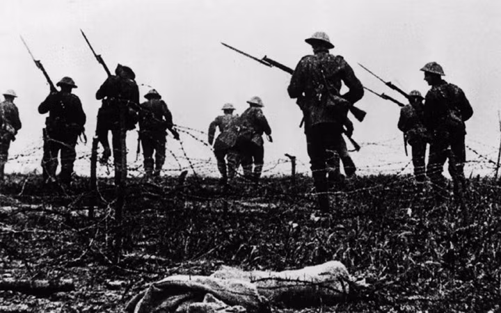 Quân Anh lên đồi. Hơn 1 triệu lính 2 phe đã thương vong trong toàn trận đánh. Ảnh: Rarehistoricalphotos.