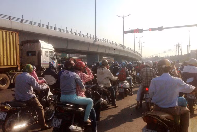 Giữa cái nắng như đổ lửa, mặt đường nhựa hắt lên độ nóng khủng khiếp thì việc phải dừng lại để chờ đèn tín hiệu hơn 100 giây đối với người tham gia giao thông như một cực hình.
