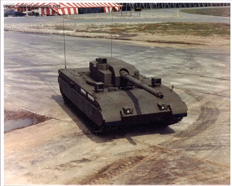 Cụ thể, nguyên mẫu M1 TTB trang bị tháp pháo không người lái lắp pháo nòng trơn M256 152mm cùng hệ thống nạp đạn tự động, kíp lái 3 người ngồi trong capsule bọc thép nằm trước thân. Đây là hai công nghệ nổi đình đám trên xe tăng T-14 Armata mà Nga ra mắt cách đây không lâu. Nguồn ảnh: Warfare Technology