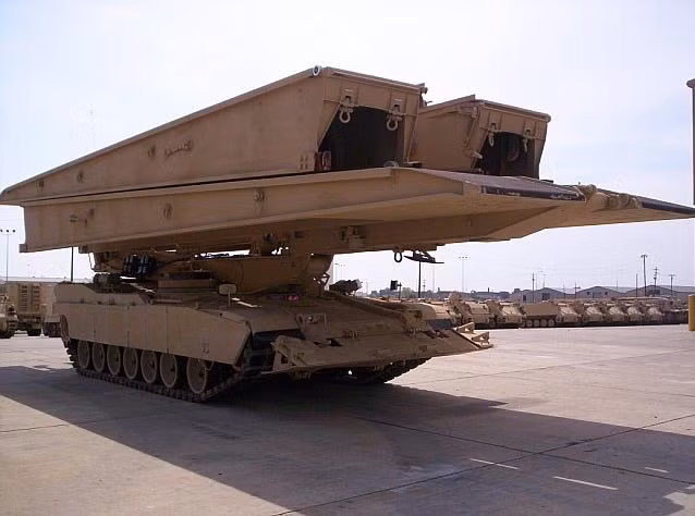 Hệ thống cầu tự hành hạng nặng M104 Wolverine được phát triển trên khung bệ tăng Abrams từ năm 1983, nhưng mãi tới năm 1996 mới đưa vào thử nghiệm và đến 2003 mới trang bị chính thức. Nó có thể thiết lập cây cầu dài 26m chịu tải tối đa 70 tấn. Nguồn ảnh: Wikipedia