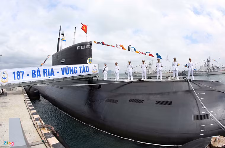 Nhân sự kiện Việt Nam thượng cờ 2 tàu ngầm 186 Đà Nẵng và 187 Bà Rịa-Vũng Tàu hôm 28/2, ông Vladimir Kozhin – Trợ lý Tổng thống Liên bang Nga đã cho Sputnik biết rằng: Nga sẵn sàng phát triển sự hợp tác quân sự-kỹ thuật (HT QSKT) với Việt Nam, trong đó có các hợp đồng cung cấp tàu nổi và tàu ngầm tiên tiến. Nguồn ảnh: Zing.vn