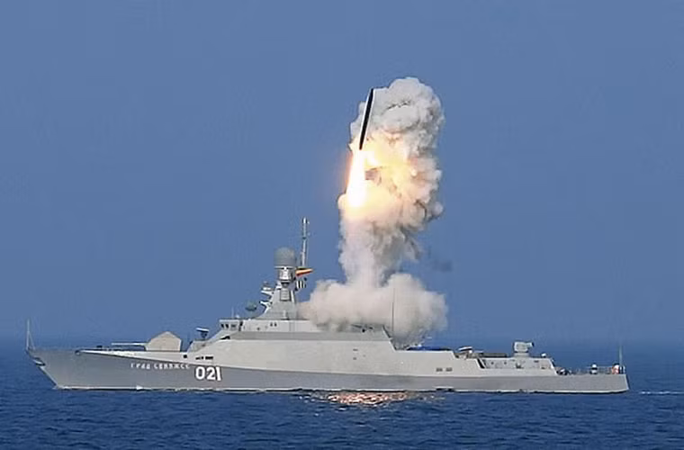 So với Molniya, 21631 Buyan-M mạnh hơn rất nhiều với hệ thống tên lửa hành trình phóng thẳng đứng Kalibr (phiên bản xuất khẩu là Klub-N với tầm bắn 220km mục tiêu đối hải, đến 300km mục tiêu mặt đất). Nó cũng được trang bị hỏa lực phòng không, pháo hạm tốt hơn hẳn Molniya. Bên cạnh đó là kích cỡ lớn gần 1.000 tấn cho phép triển khai hiệu quả ở vùng biển xa, sóng gió. Nguồn ảnh: Strategy-Culture