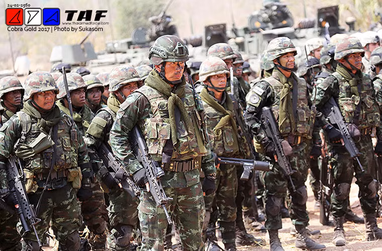 Trang bị của Lục quân Hoàng gia Thái Lan cũng không hề kém cạnh – các binh sĩ đều được trang bị vũ khí cá nhân súng trường tiến công thế kỷ 21 – TAR-21 rất hiện đại do Israel sản xuất. Nguồn ảnh: TAF