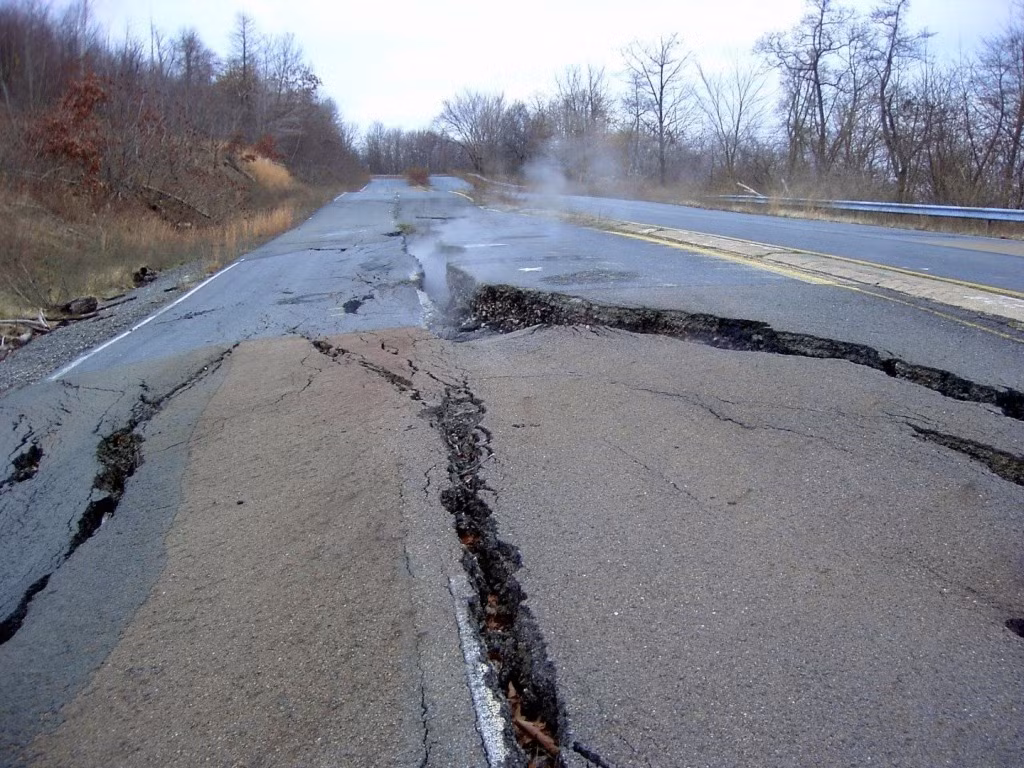 Centralia, Pennsylvania, là thị trấn ma truyền cảm hứng cho thương hiệu Silent Hill. Sở dĩ nơi đây trở thành một thị trấn hoang tàn bởi dưới lòng thị trấn có một mạch than cháy âm ỉ nhiều thập kỷ. Nếu còn ở lại, người dân có nguy cơ phải đối mặt với tử thần hàng ngày, hàng giờ. (Nguồn Lolwot)