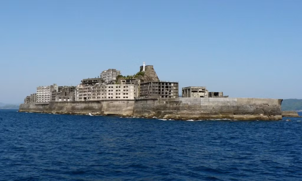 Đảo Hashima, Nhật Bản, đã từng là một địa phương tấp nập do cư dân đổ về đây hoạt động khai thác than. Sau khi dầu mỏ thay thế nguồn năng lượng chính, mỏ than và hòn đảo bị lãng quên. Tất cả mọi người rời bỏ hòn đảo đi tìm vùng đất và công việc mới. (Nguồn Lolwot)