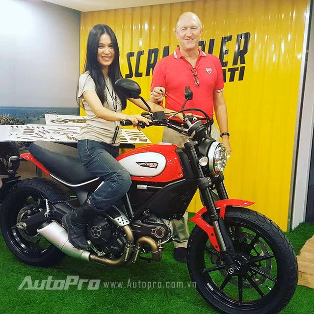 Người đẹp 27 tuổi đón chiếc Ducati Scrambler dịp Tết 2016.
