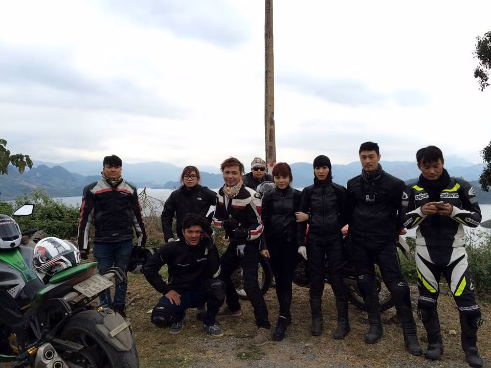 Nhung Kate (thứ ba từ phải qua) cùng Johnny Trí Nguyễn đồng hành với các biker.