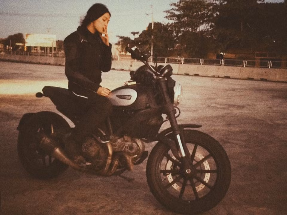 Hình ảnh phong trần của nữ biker xinh đẹp.