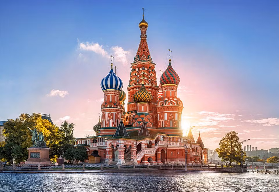  Thánh đường St. Basil, Nga: Nằm gần điện Kremlin, cuối phía nam quảng trường Đỏ của Moscow, thánh đường St. Basil được xây dựng vào thế kỷ 16 và tượng trưng cho vương quốc trên thiên đường. Ảnh: Dariknews.