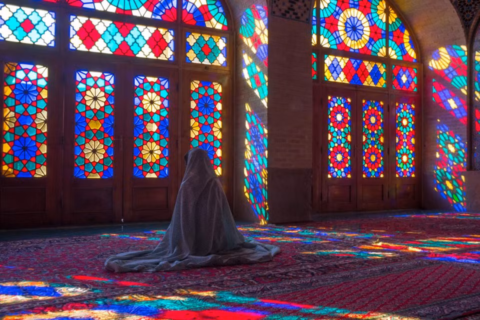  Nhà thờ Nasir Al-molk, Iran: Nằm ở Shiraz, nhà thờ Hồi giáo này nổi tiếng nhờ những cửa sổ kính màu rực rỡ, tạo ra khung cảnh huyền ảo, lộng lẫy như thiên đường hạ giới. Ảnh: National Geographic.