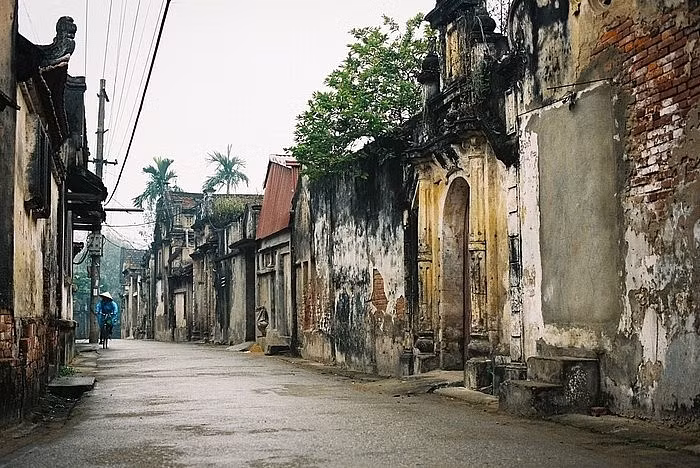  Làng Cựu, Phú Xuyên, Hà Nội: Là ngôi làng có hơn 500 năm tuổi, làng Cựu thuộc xã Vân Từ, huyện Phú Xuyên, Hà Nội là ngôi làng nổi tiếng với những biệt thự được xây dựng đan xen giữa kiến trúc Việt cổ và Pháp tạo nên sự độc đáo.