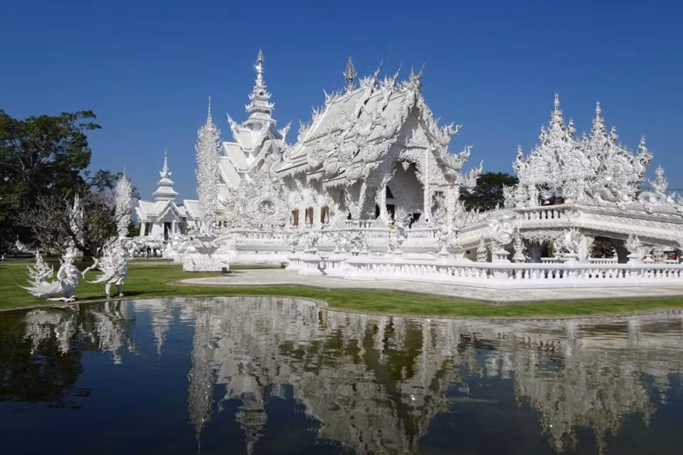 Chùa Wat Rong Khun hay còn gọi là chùa Trắng, là ngôi chùa độc đáo với lối kiến trúc ấn tượng, nằm ở tỉnh Chiang Rai, phía bắc Thái Lan. Sáng tạo nên ngôi chùa là Chalermchai Kositpipat, họa sĩ và là một trong những kiến trúc sư giỏi nhất của Thái Lan.