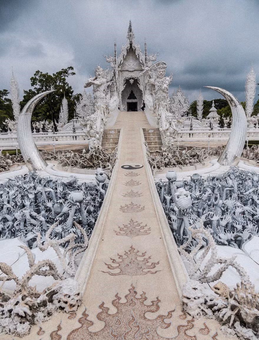 Kể từ khi mở cửa đến nay, Wat Rong Khun mặc dù vẫn chưa hoàn thiện nhưng đã trở thành điểm tham quan thu hút và hành hương của du khách trong và ngoài biên giới Thái Lan.