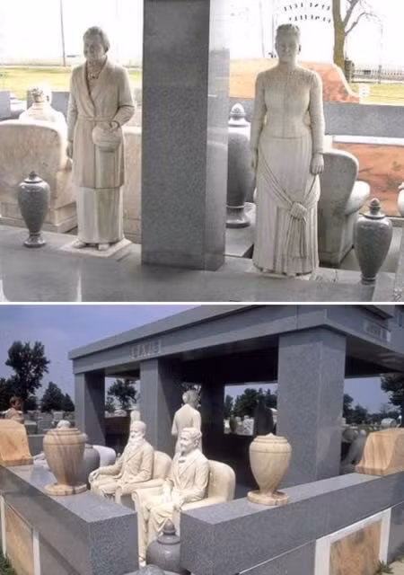  Bức tượng tình yêu vĩnh cửu: Thị trấn Hiawatha, Kansas có một ngôi mộ cực kỳ hoành tráng, minh chứng cho cuộc tình của ông John Milburn Davis và Sarah Hart con gái một gia đình giàu có. Chuyện tình của hai người bị cẩm cản. Tuy nhiên, hai người quyết tâm đến với nhau, họ cùng làm trang trại và trở nên giàu có. Nhưng sau cái chết của bà vào năm 1930, John đã hoàn toàn suy sụp và quyết làm một điều thật vĩ đại để tưởng nhớ vợ mình. Ông đã chi tận 100.000 USD nhằm xây dựng một đài tưởng niệm cho vợ. Để huy động được số tiền lớn như vậy giữa thời kỳ Đại Khủng Hoảng, ông phải bán cả căn biệt thự lẫn nông trại. Trước khi chết, toàn bộ mớ tài sản khổng lồ mà ông gây dựng đã tiêu tan. Bên trong công trình này là 11 bức tượng John và Sarah Davis được làm bằng đá cẩm thạch Ý, các bình đựng di cốt và một phiến đá cẩm thạch có trọng lượng trên 50 tấn