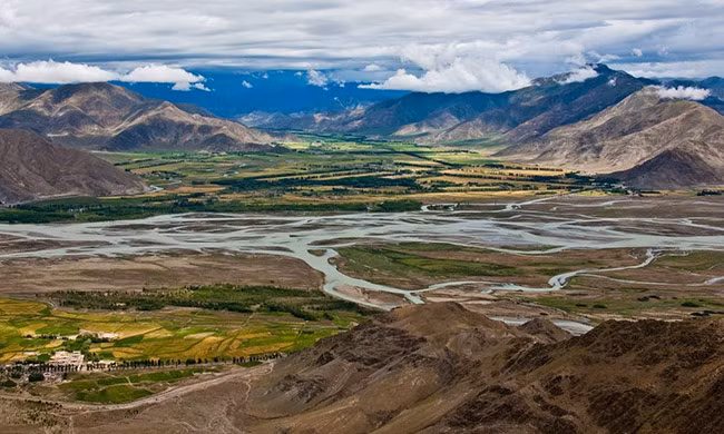  Sông Brahmaputra: Đây là một trong những con sông lớn của châu Á, chảy qua Tây Tạng, Ấn Độ, Bangladesh và đổ ra vịnh Bengal. Tốc độ dòng chảy của Brahmaputra - con sông với danh hiệu “độc đáo” này - được cho là nhanh nhất thế giới. Tại hạ lưu, Brahmaputra nhập với sông Hằng tạo nên một vùng đồng bằng châu thổ rộng lớn. Với chiều dài 2.900 km, nơi đây cũng là nguồn thủy lợi và giao thông quan trọng.