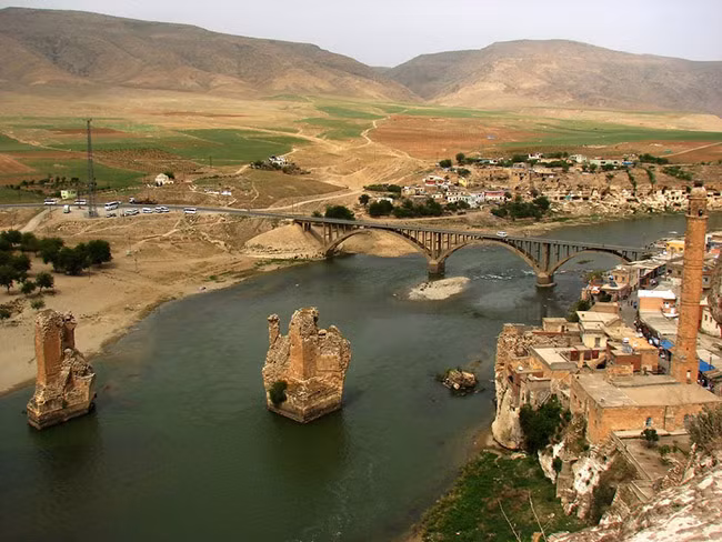  Sông Tigris: Sông Tigris dài khoảng 1.900 km, bắt nguồn từ Dãy núi Taurus phía đông Thổ Nhĩ Kỳ và chảy theo hướng đông nam đên khi nhập vào Euphrates gần Al Qurna ở phía nam Iraq. Hai sông cùng nhau tạo ra đường thủy Shatt al-Arab chảy vào Vịnh Ba Tư. Sông Tigris có nhiều nhánh, bao gồm Diyala và thượng và hạ lưu của các sông Zab. Sông Tigris từ lâu đã là một con đường vận tải quan trọng ở quốc gia phần lớn là sa mạc này. Những con tàu nhỏ. Việc buôn bán qua con sông này đã giảm sút tầm quan trọng của nó trong thế kỷ 20 khi tuyến đường sắt và đường bộ đã thay thế đường thủy.