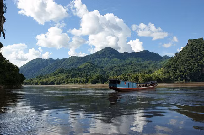  Sông Mekong, Đông Nam Á: Dòng sông tuyệt đẹp lớn nhất Đông Nam Á chảy qua rất nhiều địa điểm hấp dẫn du khách, khởi nguồn từ cao nguyên Tây Tạng, qua tỉnh Vân Nam - Trung Quốc, tiếp đến Myanmar, Lào, Thái Lan, Campuchia, và Việt Nam trước khi đổ ra Biển Đông. Khi đi du thuyền trên sông Mê kông, bạn có thể được chiêm ngưỡng nhiều cảnh quan độc đáo. Đó là những thành phố phát triển sầm uất hay những cánh đồng lúa bất tận cùng khu chợ nổi trên sông và cả những ngôi chùa cổ kính.