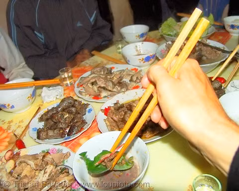 Thịt chó được chế biến thành nhiều món khác nhau, thường được dùng trong tiệc rượu của cánh đàn ông.