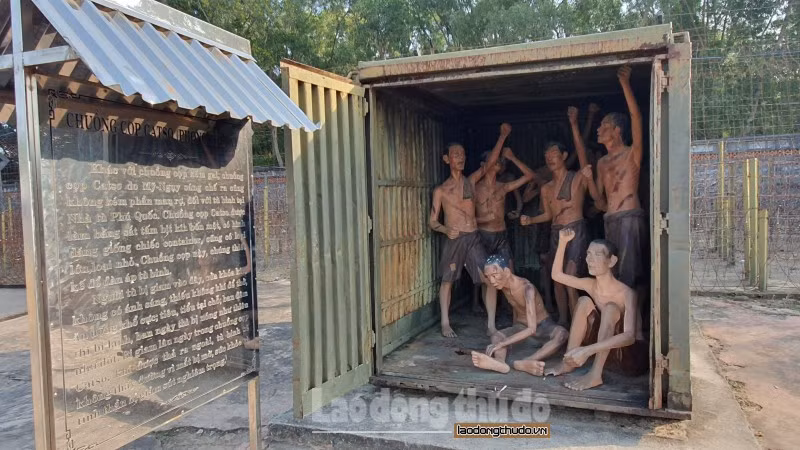Một hình thức tra tấn ngoài trời không kém phần man rợ là chuồng cọp Catso. Các chuồng cọp này được làm bằng sắt tấm bịt kín bốn mặt, có hình dáng giống chiếc container. Chuồng cọp Catso chúng thiết kế để đàn áp tù binh. Tù binh bị giam vào đây, được nhìn thấy ánh sáng, thiếu không khí để thở, ăn uống khổ cực, vệ sinh tại chỗ tại chỗ. Ban đêm thì lạnh, ban ngày nắng nóng cháy da. Đồng thời, chúng còn dùng cách gõ mạnh xung quanh chuồng, gây ra tiếng động lớn khiến người tù đinh tai, nhức óc, tâm trí hoảng loạn. Tù binh được giam tại đây khi được thả ra thường mắt sẽ bị mù do lâu ngày không thấy ánh sáng và tai bị điếc do bị tác động bởi tiếng động lớn.
