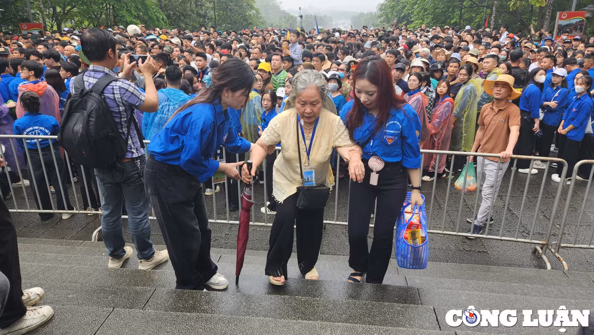 Các cụ già và em nhỏ được ưu tiên mở hàng rào sắt để lên đền. Ảnh Công Luận
