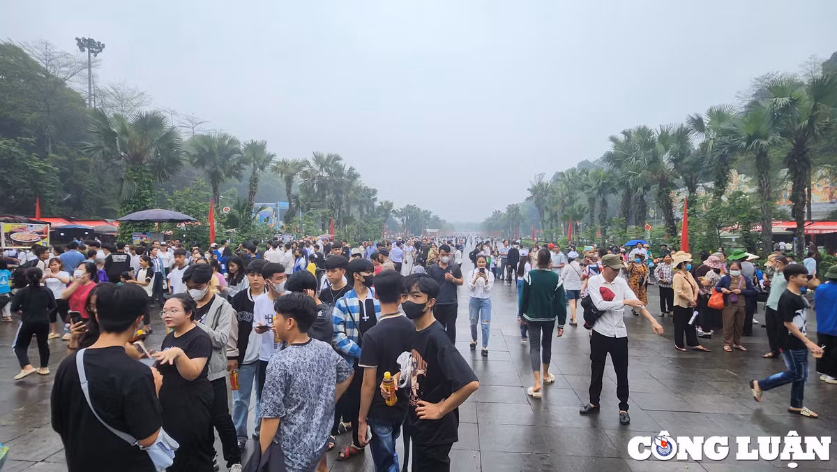 Càng về trưa dòng người từ khắp nơi trở về Đền Hùng càng đông. Ảnh Công Luận
