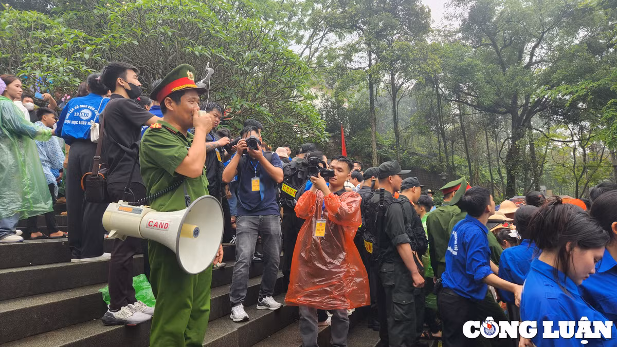 Lực lượng công an liên tục tuyên truyền nhắc nhở người dân bình tĩnh xếp hàng đi theo hướng dẫn của Ban tổ chức để tránh tình trạng chen lấn, đùn đẩy gây mất trật tự an ninh. Ảnh Công Luận 