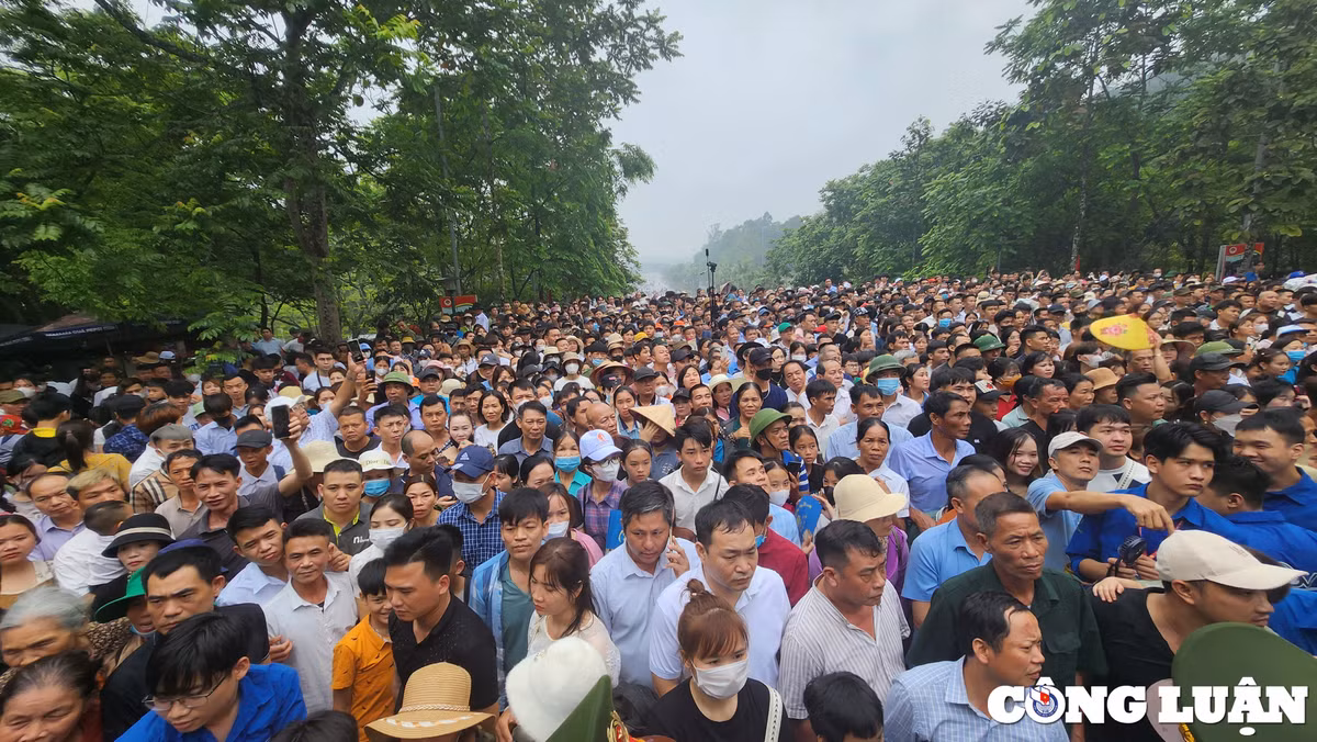 Người dân rất kiên nhẫn xếp hàng chờ đợi không chen lấn, xô đẩy. Ảnh Công Luận