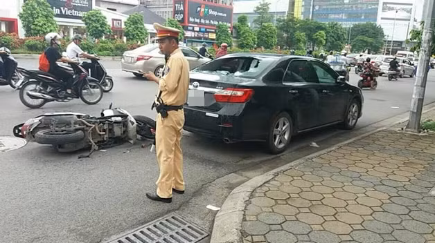 Tìm nhân chứng vụ thanh niên đi SH tông vào ô tô, tử vong Tim nhan chung vu thanh nien di SH tong vao o to, tu vong