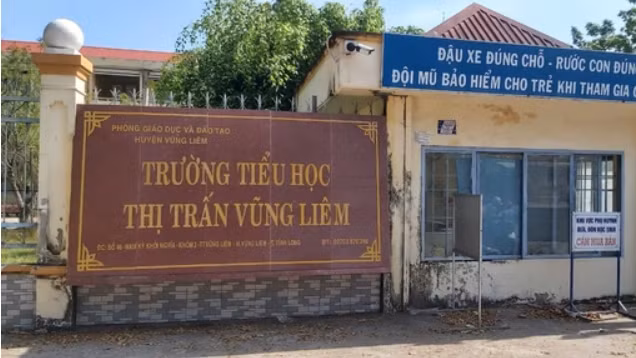  Cô giáo đánh học sinh bầm mông vì không làm bài: Ngày 26/12/2023, Phòng GD&amp;ĐT huyện Vũng Liêm (Vĩnh Long) đã có tờ trình gửi UBND huyện đề nghị xử lý kỷ luật cô giáo Ph.Th.L do vi phạm đạo đức nhà giáo. Theo báo cáo của Trường Tiểu học thị trấn Vũng Liêm, ngày 7/12, trong giờ làm bài tập toán, cô L. gọi nam sinh N.X.H (học sinh lớp 5) lên bảng làm bài tập. Cô L. hướng dẫn cách làm bài cẩn thận, nhưng H. nhiều lần vẫn không làm được. Trong lúc nóng giận, do không kiềm chế được, cô L. đã dùng thước đánh vào mông H. dẫn đến có vết bầm. Gia đình đưa em H. đi bệnh viện và được chẩn đoán bị rối loạn stress sau sang chấn. 