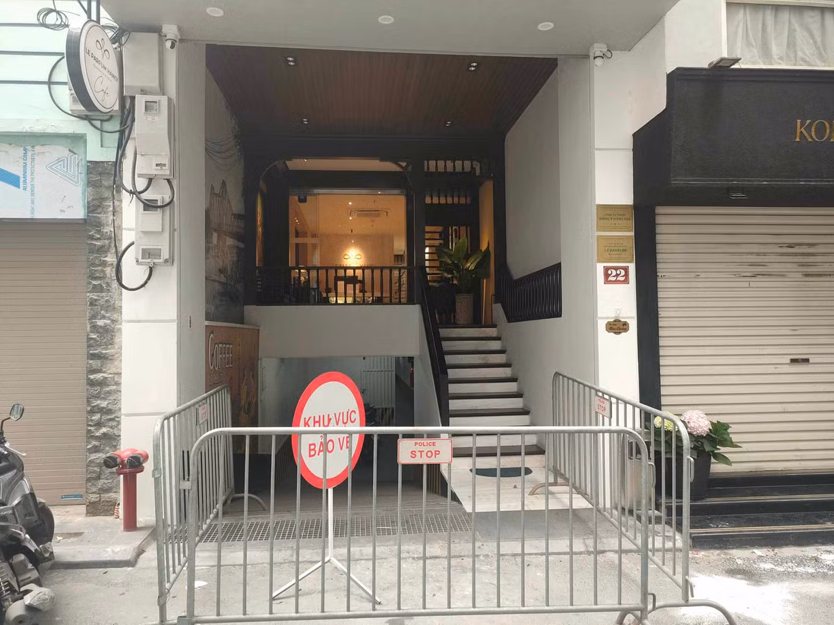 Sap mai kinh nha cao tang o Ha Noi, 2 nguoi tu vong