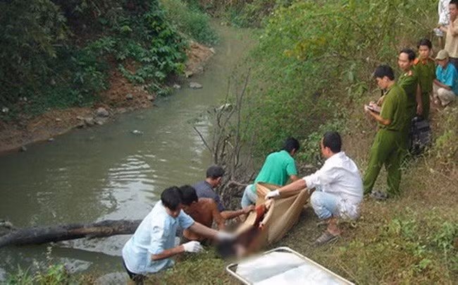 Bước đầu, cơ quan chức năng xác định, các phần thi thể bị tách rời đều là của một người. Quá trình rà soát địa bàn, công an nắm được thông tin về trường hợp ông Nguyễn Văn Điểm (SN 1973, người địa phương) mất tích bí ẩn từ ngày 20/9. Lập tức, mẹ của ông Điểm được cơ quan chức năng mời tới hiện trường để nhận dạng thi thể. Tại đây, từ vết sẹo ở phần chân của nạn nhân, người phụ nữ này như ngã quỵ, gào khóc khi nhận ra đó chính là con trai mình. (Ảnh minh họa, nguồn internet) 