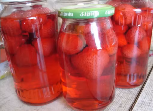 Kompot là đồ uống được lựa chọn trong ngày. Đó là một thức uống có vị ngọt như siro được làm từ trái cây như dâu tây hoặc anh đào chua.