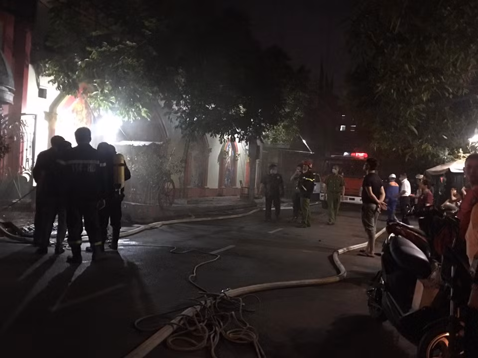 Hiện lực lượng PCCC đang tiến hành dập lửa và điều tra nguyên nhân vụ cháy.