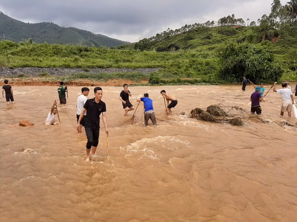 Nhiều người bất chấp nguy hiểm để bắt cá.