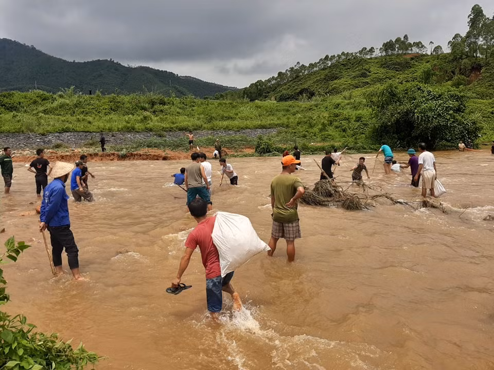 Lượng người kéo đến bắt cá ngày càng đông.
