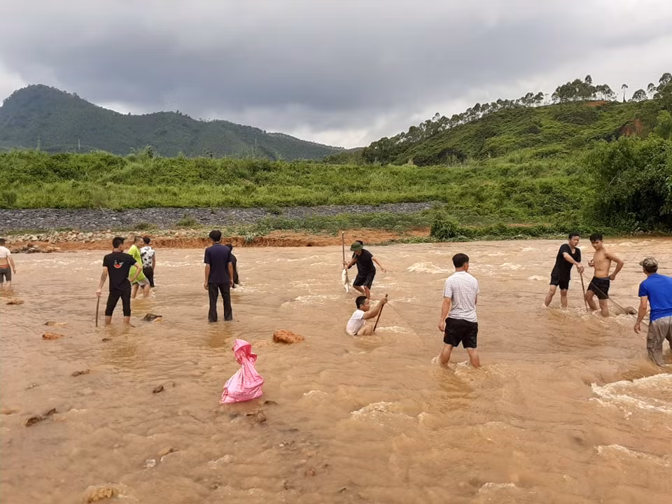 Họ mang đủ các dụng cụ có thể bắt được cá.