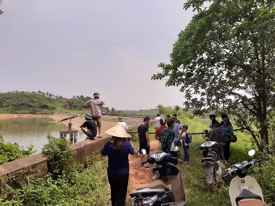 Đáng chú ý sau khi xảy ra sự cố vỡ đập, lực lượng chức năng đã ngăn người dân ra đập, tuy nhiên nhiều người vẫn kéo đến để bắt cá.