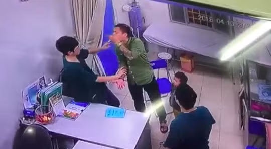 Sau khi tiếp nhận tin báo, Công an phường Điện Biên đã nhanh chóng có mặt đồng thời thông báo cơ quan Công an quận Ba Đình giải quyết. Tại cơ quan điều tra, Thanh khai nhận có hành vi gây thương tích cho bác sĩ Chiến và gây rối trật tự công cộng.