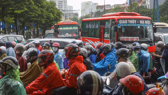 Các phương tiện di chuyển khó khăn, nhích từng cm.