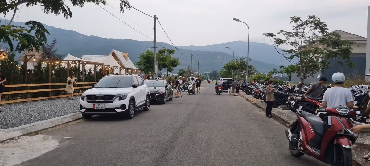 Người xe tấp nập ghé vào điểm check in mới khai trương ở khu vực này khiến một đoạn đường chật như nêm.