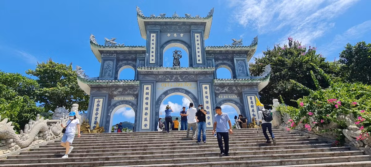 Địa điểm du lịch tâm linh đặc biệt không thể bỏ qua đối với du khách gần xa là ngôi chùa Linh Ứng Sơn Trà - nơi hội tụ linh khí của đất trời, là niềm tự hào của người dân Đà Nẵng.