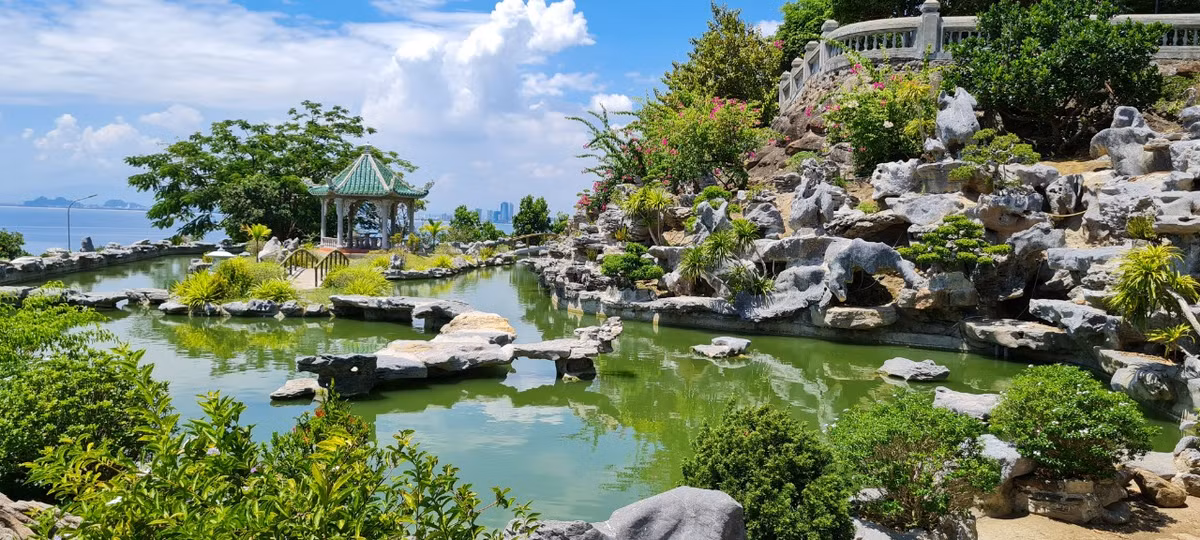 Chùa Linh Ứng Sơn Trà còn là nơi giao hòa giữa biển trời với núi sông trong khoảng không trầm lặng, với tiếng vỗ rì rầm của biển cả. Chùa nằm tựa lưng vào đỉnh Sơn Trà vững chãi, được xem là ngôi chùa lớn nhất ở thành phố Đà Nẵng cả về quy mô cũng như kiến trúc nghệ thuật.