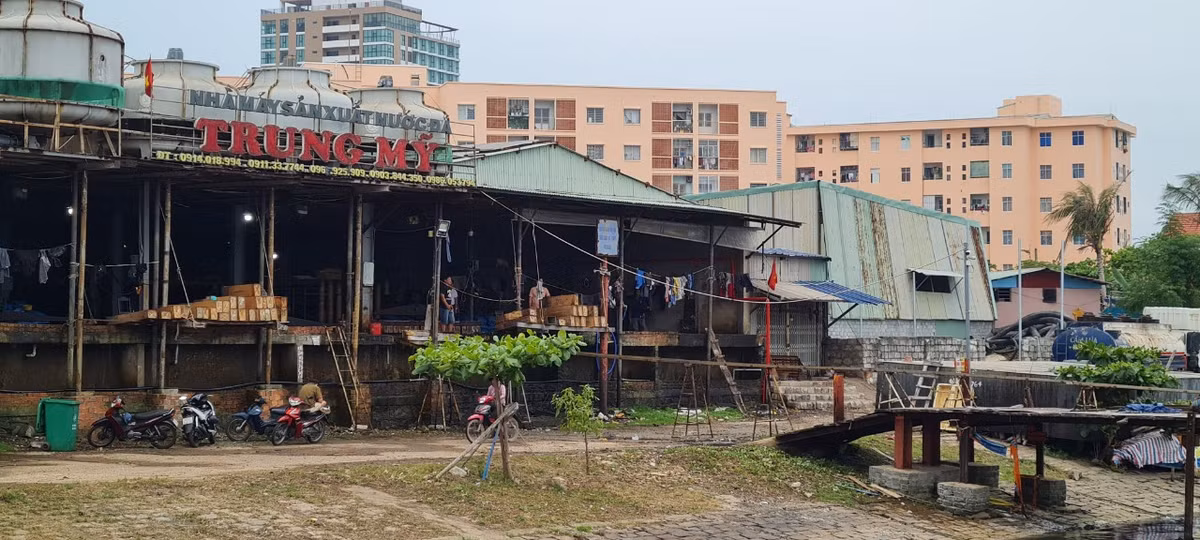 Nhà máy sản xuất nước đá cung cấp đá lạnh để bảo quản thủy hải sản.